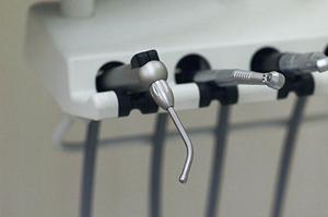 安いインプラント手術ができるたかしま歯科